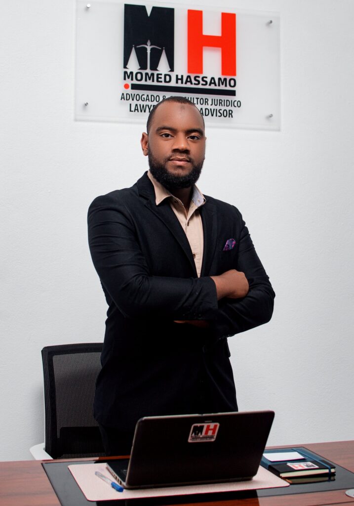 Dr. Momed Naimo Hassamo no escritório MH, na Beira